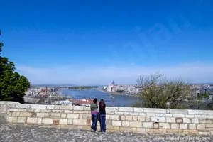 Turistas e o Palácio Real de Budapeste
