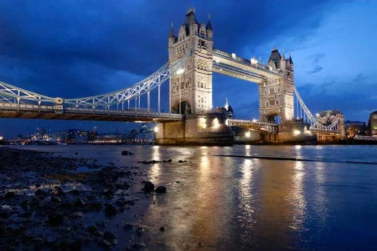 Vista noturna da Tower Bridge, Londres
