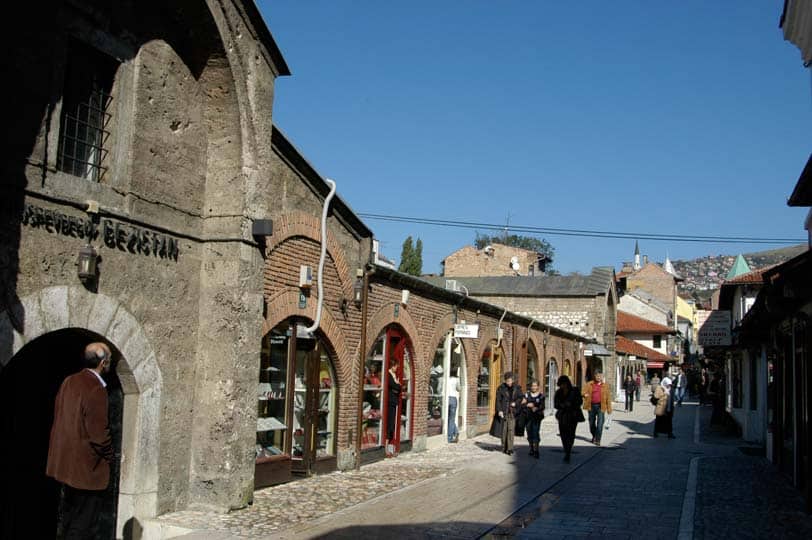 Rua especializada em joalherias em Sarajevo
