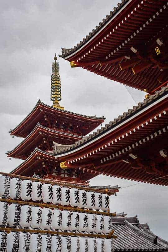 À entrada do templo budista Sensoji, na zona de Asakusa, ergue-se um pagode de vários andares.