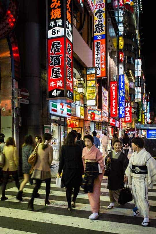 Shinjuku ao início da noite
