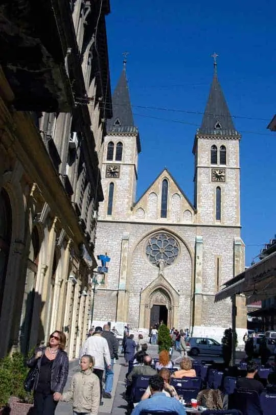 Esplanadas de Sarajevo, com a catedral ao fundo