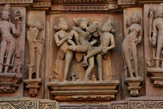Pormenor das figuras eróticas nos templos de Khajuraho