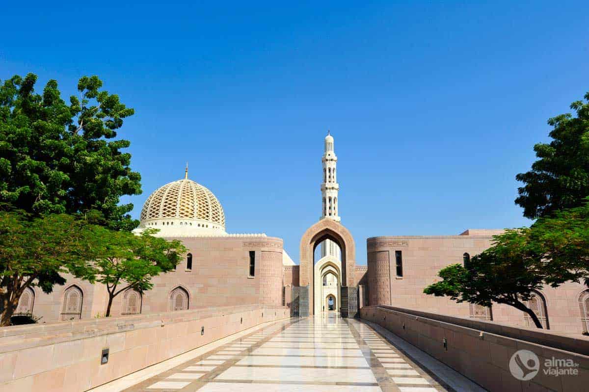 A megalómana Mesquita Sultan Qaboos, em Muscat