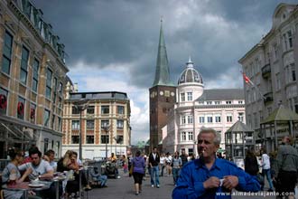 Vista da rua pedonal mais movimentada de Aarhus