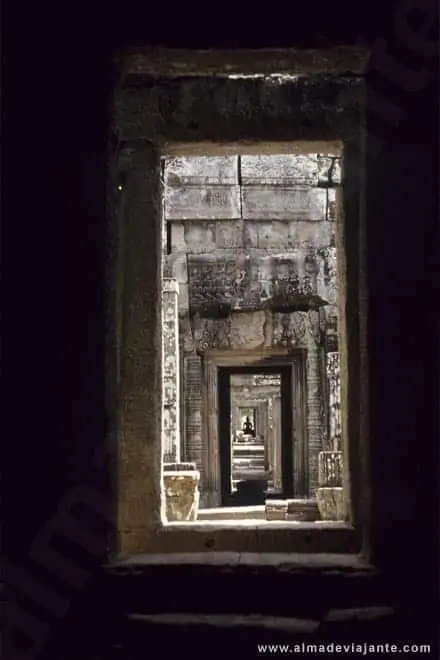 Pormenor no templo Bantea Srei, em Angkor
