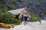 Campo base da expedição de caiaque pelas águas da baía de Halong, Vietname