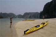 Descanso numa praia deserta, baía de Halong, Vietname