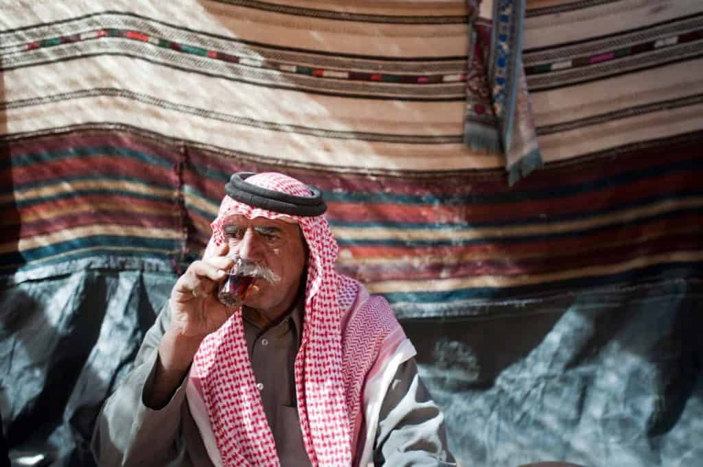 Beduíno a beber chá em Wadi Rum