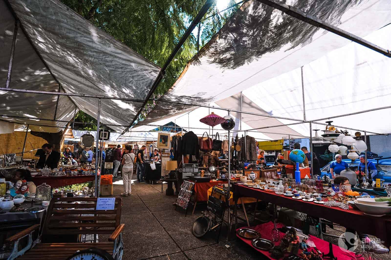 Antiguidades, chorinho e petiscos na feira da Praça Benedito Calixto