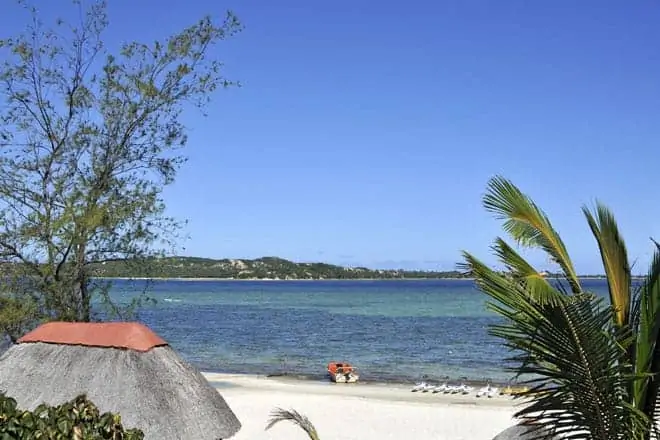 Praia do Bilene, na lagoa Uembje, Moçambique