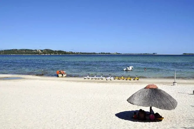 Desportos aquáticos à disposição dos turistas na praia do Bilene