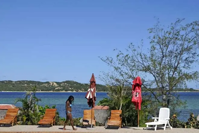 A lagoa Uembje vista da piscina do restaurante Aquarius, Bilene
