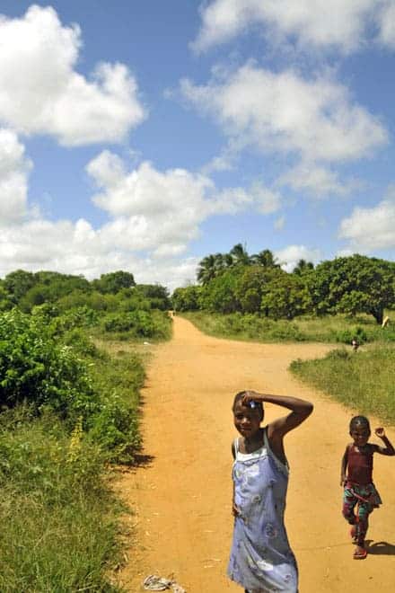 As crianças pululam nas aldeias de Moçambique