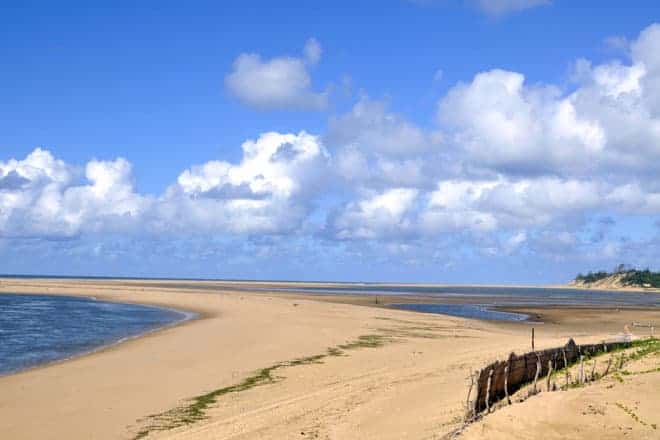 Belíssima praia do Zongoene, próximo de Xai-Xai, 225 quilómetros a Norte de Maputo