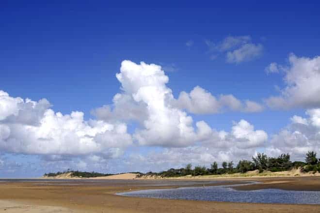 Pescadores na praia do Zongoene