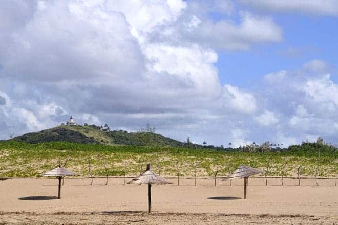 Vista do farol do Zongoene, integrado no eco-resort Zongoene Lodge