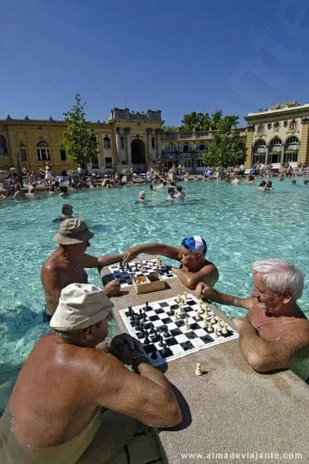Homens jogam xadrez nas águas dos banhos públicos de Szechenyi, em Budapeste