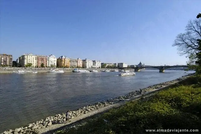 Vista a partir da ilha Margarida, no rio Danúbio, coração da capital húngara