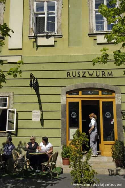 Café no centro histórico de Budapeste
