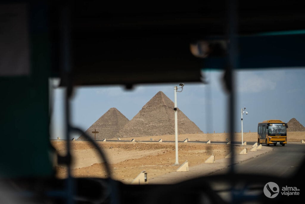 Autocarro gratuito de acesso às pirâmides