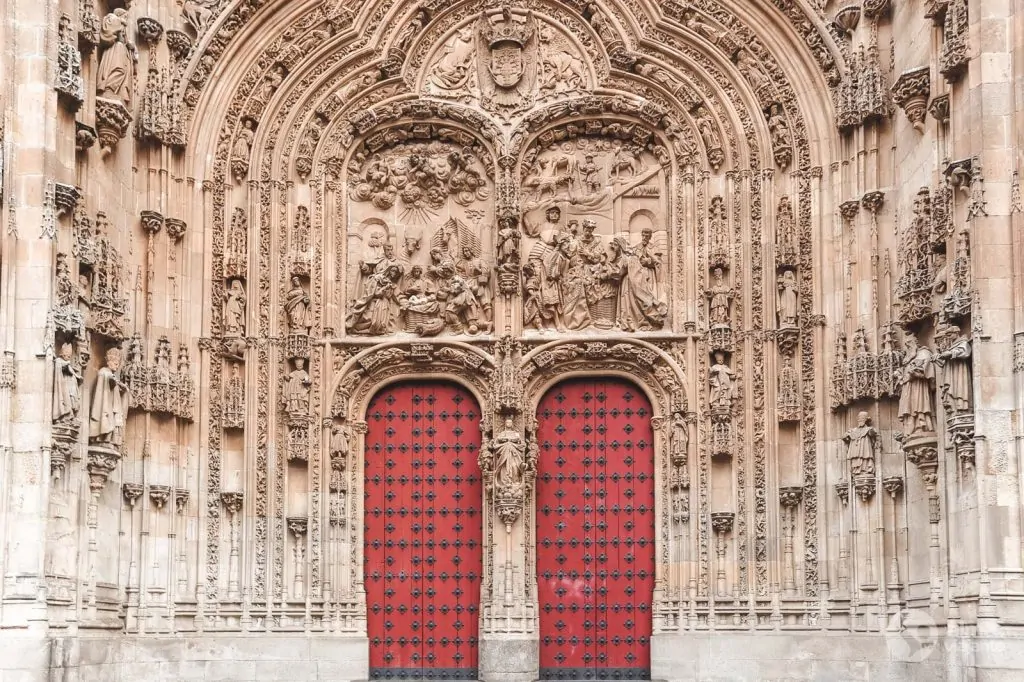 Fachada principal da Catedral Nova, em Salamanca