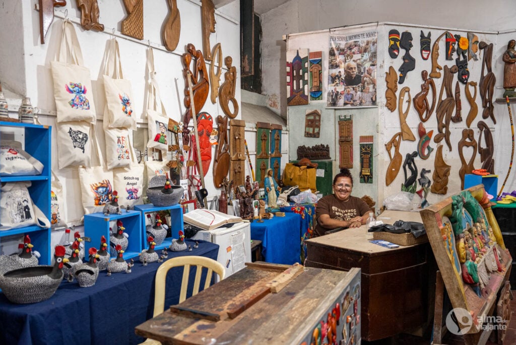 Uma artesão no Centro de Turismo do Ceará