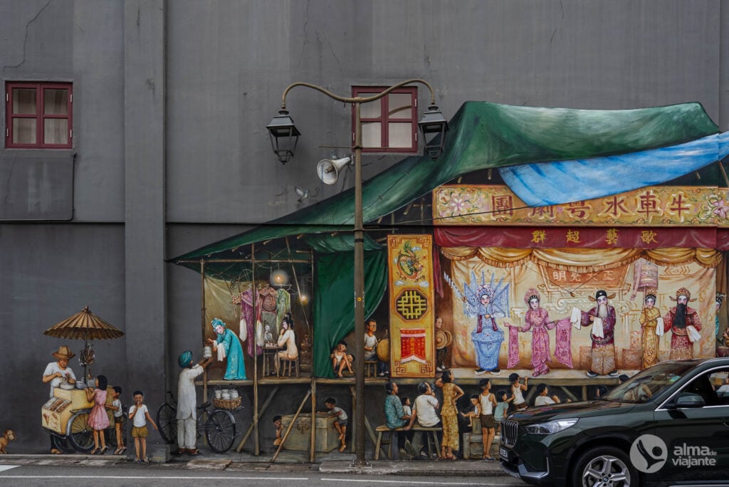 Pintura mural numa rua de Chinatown, em Singapura