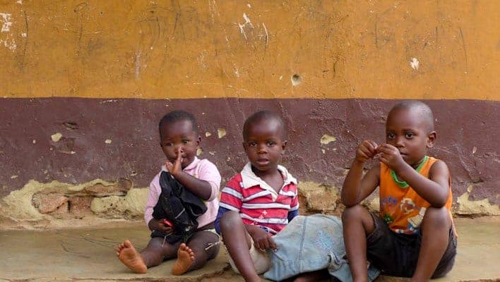Crianças em Kampala, capital do Uganda