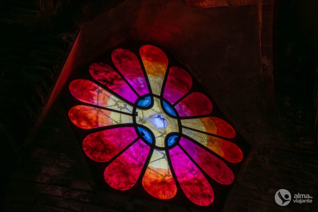 Vitral na Cripta da Colónia Güell, Barcelona