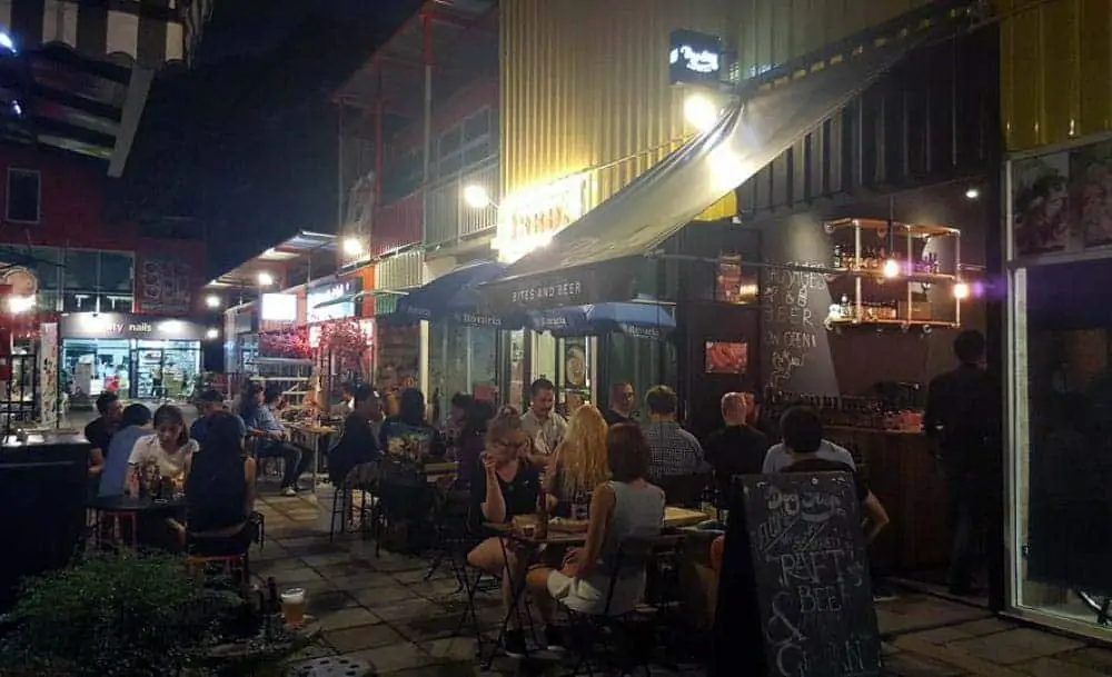 Bar Dog Step, em Bangkok