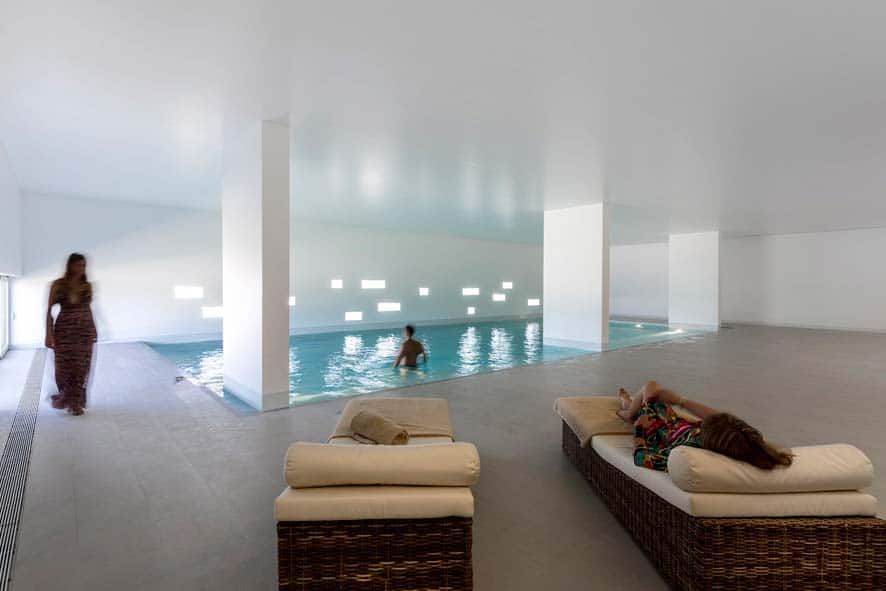 Piscina interior do Ecorkhotel
