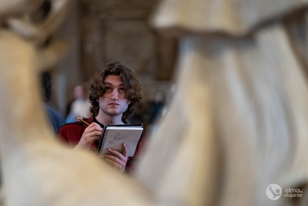 Estudante de Belas-Artes a visitar Museu do Louvre