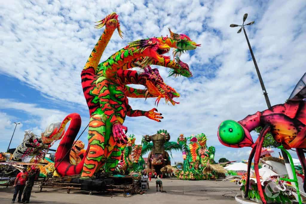 Alegorias do Boi Garantido em dia de Festa dos Visitantes