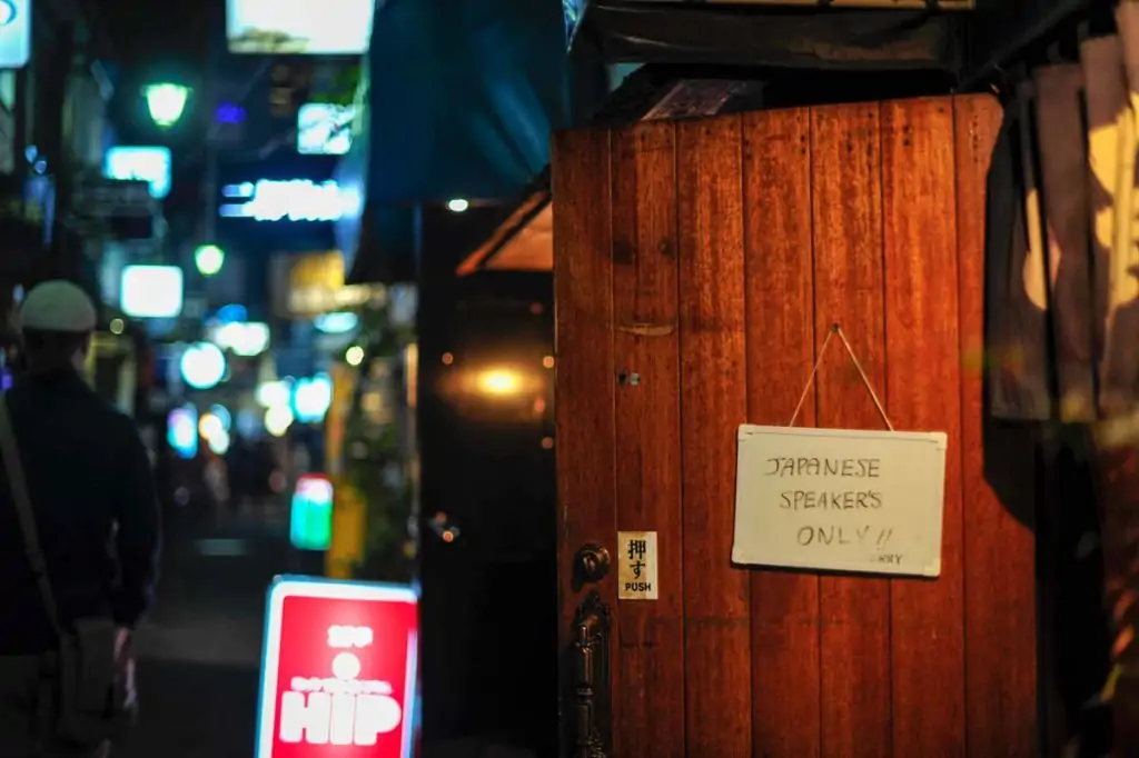 Bar em Golden Gai para japoneses