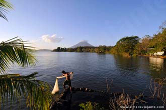 Pescador na ilha Ometepe, lago Cocibolca, Nicarágua
