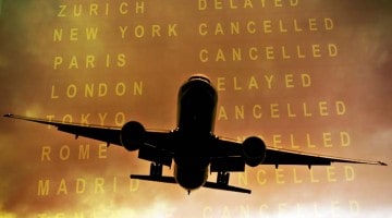 Avião e placard no aeroporto com voos cancelados