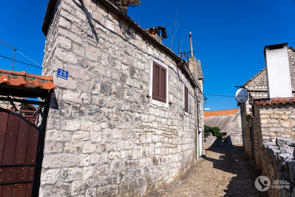 Rua de Grohote, Solta