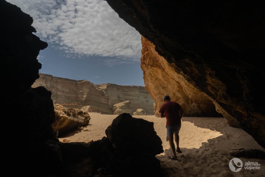 Grutas na Praia do Soba