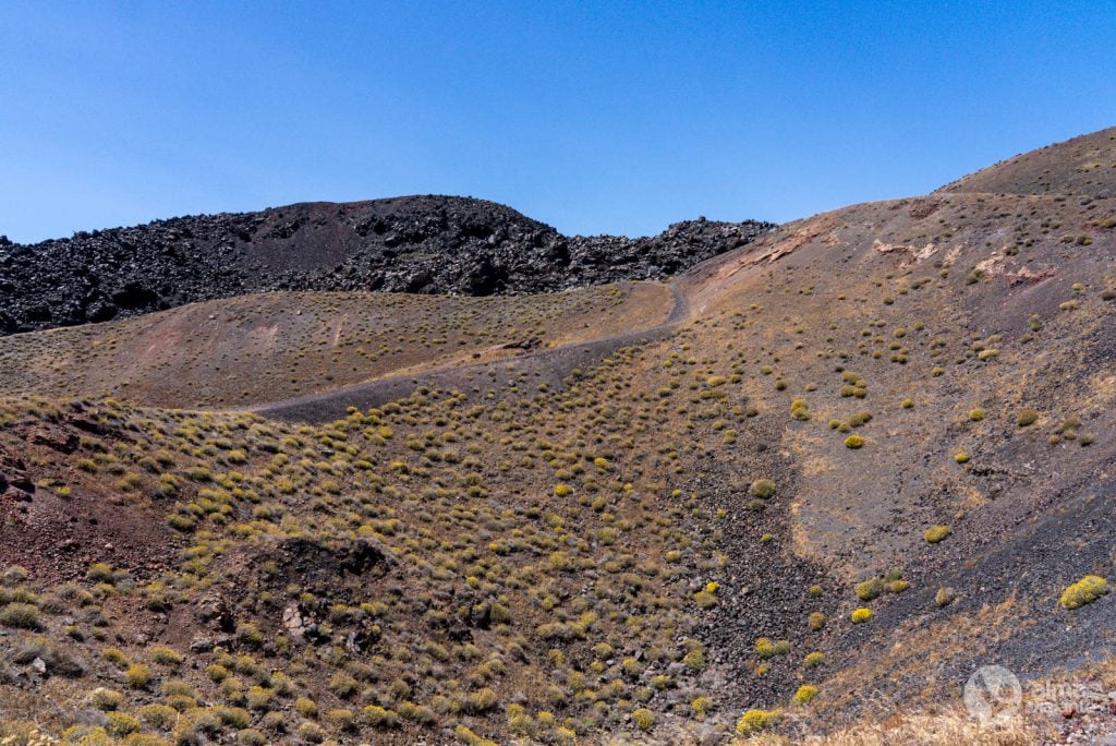 Cratera vulcânica na ilha Nea Kameni
