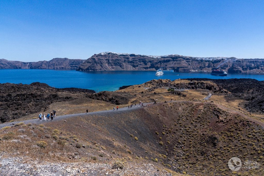Turistas na ilha Nea Kameni, Grécia