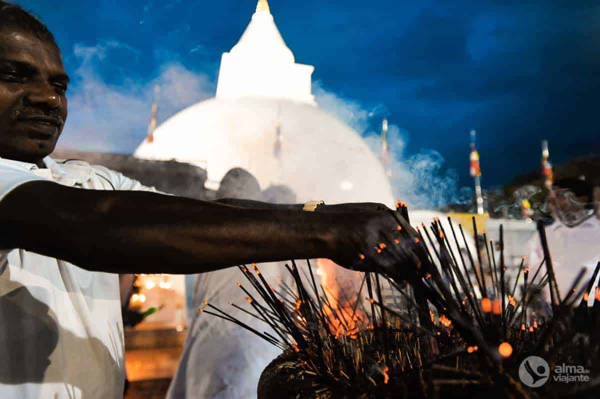 Assistindo Ao Puja De Kataragama