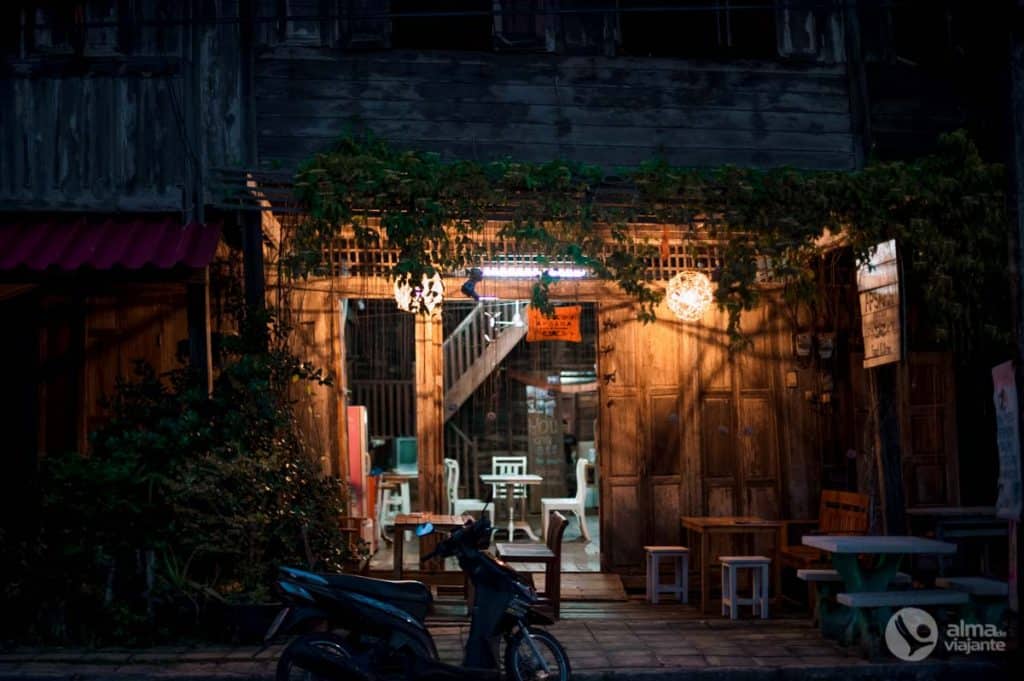 Viver em Koh Lanta: casa de madeira