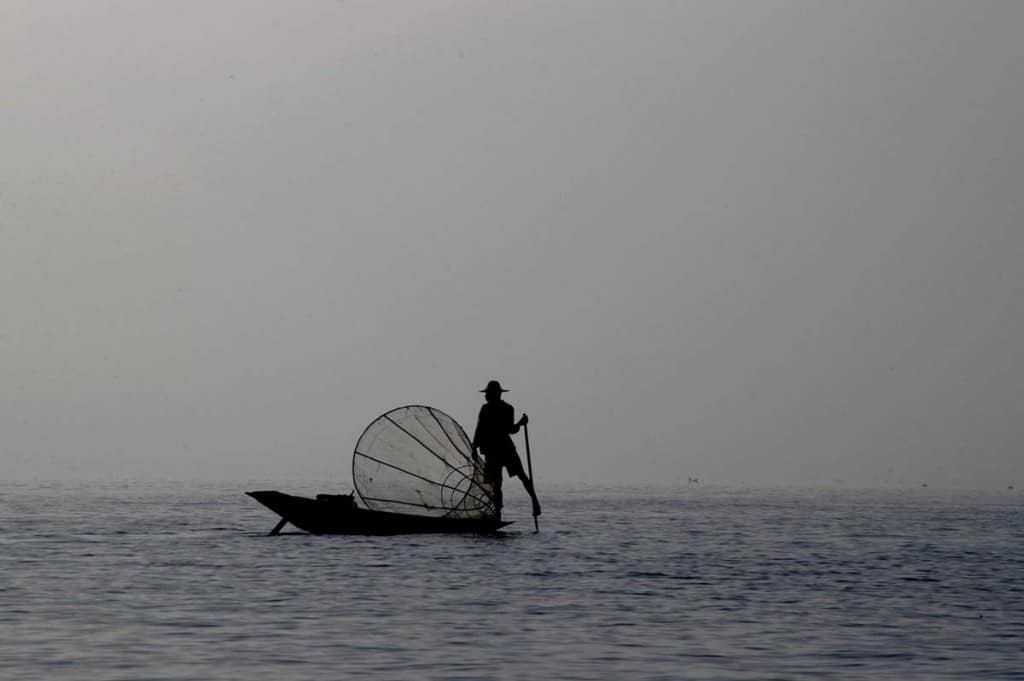 Pescador no lago Inle, Myanmar