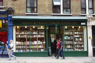 Uma das mais antigas livrarias de Charing Cross, Londres