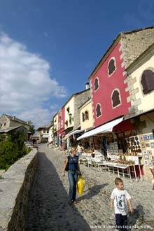 Rua pedonal do centro histórico de Mostar