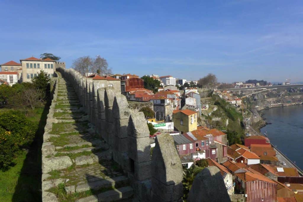 Visitar a Muralha Fernandina