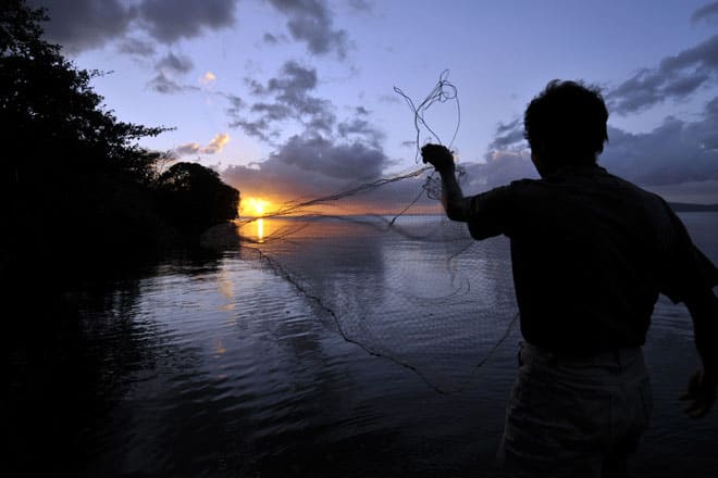 Pescador na ilha Ometepe, lago Cocibolca, Nicarágua