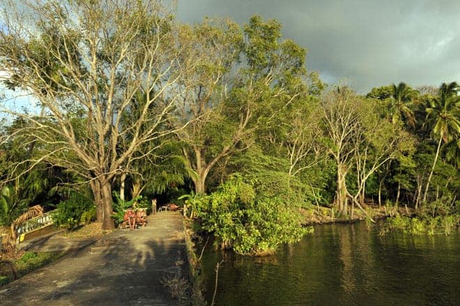 Dois turistas aproveitam os últimos raios de sol em Mérida, ilha Ometepe