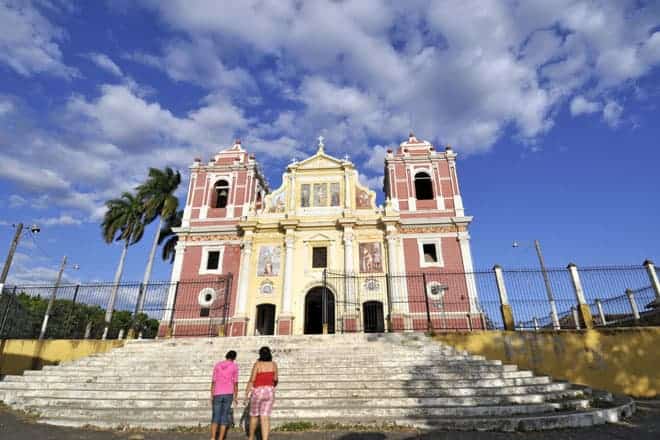 Fachada da magnífica igreja do Calvário, em León, Nicarágua